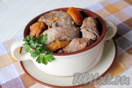 Свинина с курагой в духовке