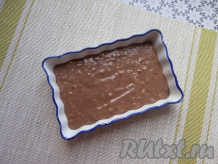 Тесто выложить в небольшую формочку, пригодную для СВЧ (у меня размер формы 17 см х 11 см).