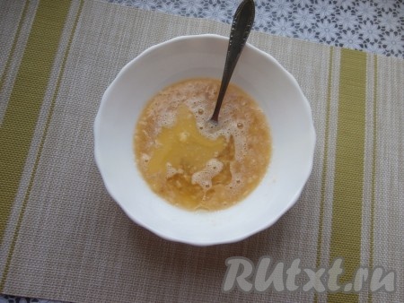 Хорошо перемешать банановую массу, добавить растопленное негорячее сливочное масло и растительное масло.