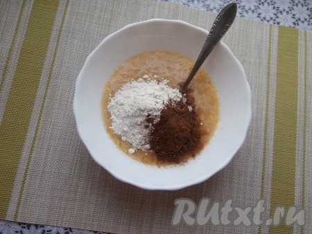Далее добавить какао-порошок, муку и разрыхлитель.