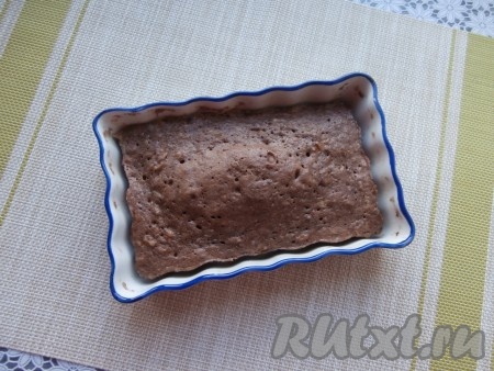 Выпекать банановый пирог в микроволновке при мощности 750 Ватт 6 минут.