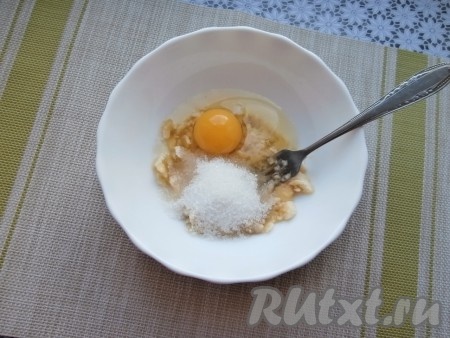 К размятому банану добавить яйцо, соль и сахар.