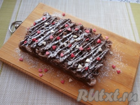 Готовый пирог аккуратно извлечь из формы, остудить, украсить растопленным шоколадом, сахарной пудрой и кондитерской посыпкой.