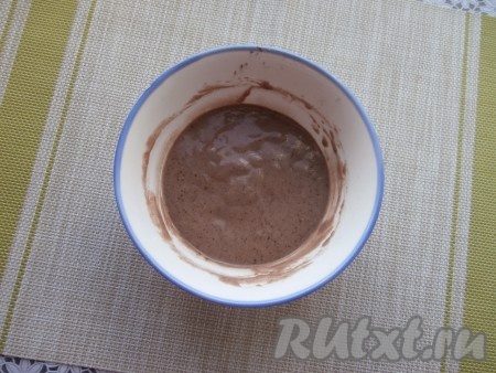 Вдавить квадратики шоколада внутрь теста так, чтобы тесто покрыло шоколад.