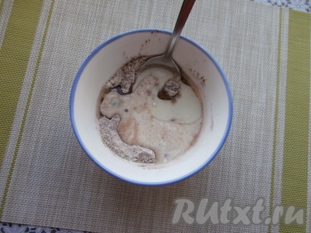 Добавить молоко и растительное масло.