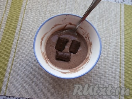 Тщательно перемешать, тесто будет достаточно жидким. По середине теста поместить 3 квадратика шоколада.