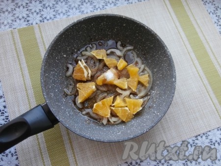 Четверть апельсина нарезать кусочками, предварительно сняв шкурку. Добавить подготовленные кусочки апельсина к обжаренному луку, влить соевый соус, всыпать сахар и немного соли, перемешать.