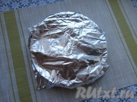 Накрыть тарелку с печенью фольгой, чтобы печёнка полностью дошла до готовности.