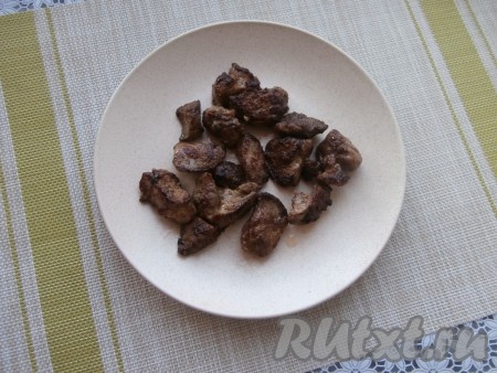 На сковороде разогреть 2 столовые ложки растительного масла. Выложить печёнку и обжарить практически до готовности (минут 7-8 минут) на среднем огне. Переложить печень на тарелку.