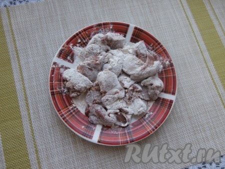 Обвалять кусочки куриной печёночки со всех сторон в муке.