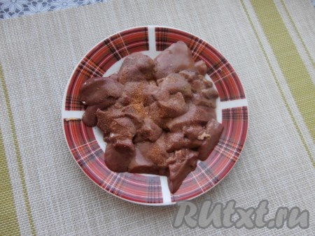 Куриную печень разрезать на 2-4 части, посолить, посыпать специями.