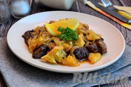 Тёплый салат с куриной печенью и апельсинами