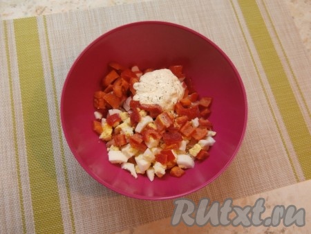 Сюда же добавить майонез и нарезанный кусочками болгарский перец. Салат немного посолить и поперчить.