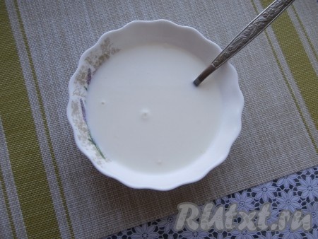 В другой ёмкости сметану смешать с 200 мл горячей воды, затем добавить смесь муки и холодной воды, тщательно перемешать получившийся сметанный соус.
