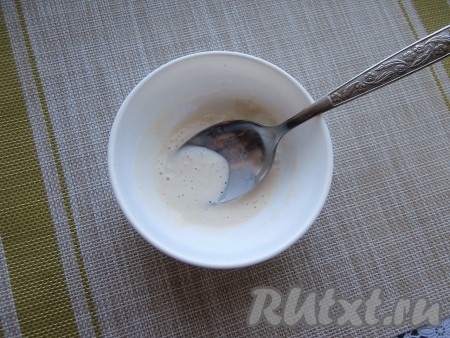 Пока курочка будет обжариваться, мы приготовим сметанный соус. Для этого в небольшой ёмкости нужно муку соединить с 1 столовой ложкой холодной воды и перемешать эту массу до однородности.