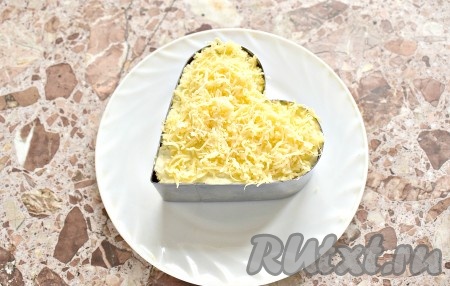 Сыр, натёртый на мелкой тёрке, выкладываем завершающим слоем.