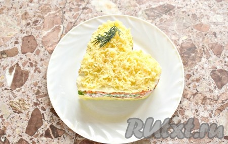 Чтобы салат получился сочным, даём постоять ему в холодильнике минут 15. За это время слои пропитаются. Затем формочку аккуратно убираем и, украсив, по желанию, зеленью, подаём салат к столу.