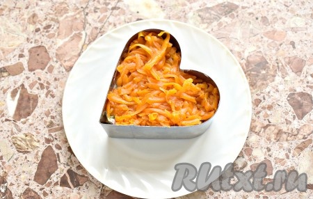 Натёртую варёную морковку выкладываем следующим слоем.