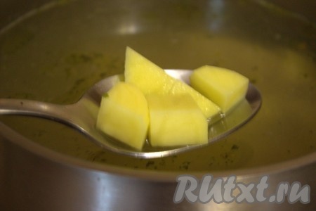 Картошку очистить и нарезать на средние кубики. Бульон с варёными кусочками куриного мяса поставить на огонь, после закипания выложить в бульон картошку, снова довести до кипения, а затем варить минут 10-15 на минимальном огне.