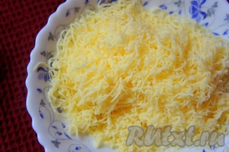 Сыр натереть на мелкой тёрке.
