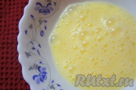 Яйцо взбить вилкой.