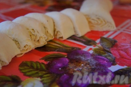 Нарезать полученный "двойной рулет" на небольшие кусочки.