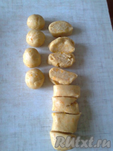 Накрыть тесто плёнкой и положить его в холодильник на 30 минут. Затем тесто достать и сформировать из него две колбаски. Разрезать одну колбаску на 12 частей, а вторую - на 13 частей.