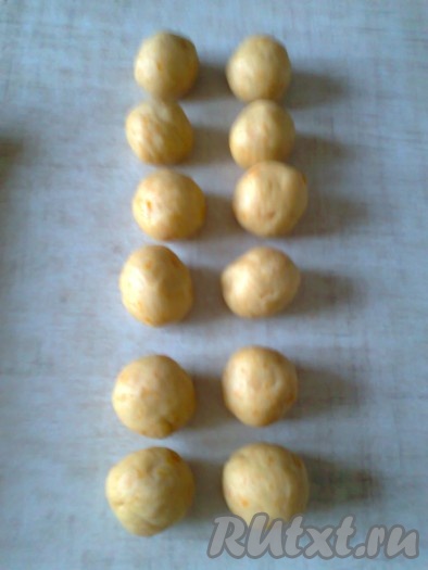 Подкатать каждый кусочек, сформировав шарик. Шарики будут размером с грецкий орех.