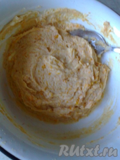 Отварить вкрутую куриные яйца (в течение 8-10 минут). Дать яйцам остыть, очистить от скорлупы и отделить желтки от белков. Варёные белки использовать в этом рецепте мы не будем, их можно использовать для приготовления салатов, бутербродов, можно нафаршировать половинки белков грибами с луком и майонезом и т.д. Варёные желтки натереть на средней тёрке. Добавить к желткам мягкое сливочное масло (масло нужно достать заранее, чтобы оно размягчилось) и тыквенное пюре, всыпать сахар, соль, корицу, ванильный сахар, куркуму, перемешать желтково-тыквенную массу.