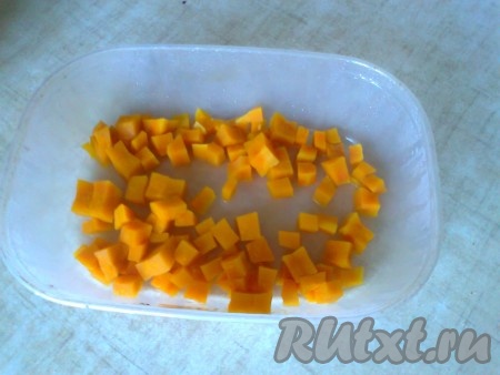 Мякоть тыквы нарезать на кубики. Тыквы в сыром виде было около 200 грамм. Запечь тыкву в микроволновке при максимальной мощности в 3 подхода по 2-3 минуты. Запекать до мягкости тыквы. Также можно запечь тыкву в духовке или отварить в воде.