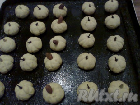 Выпекаем песочное печенье "Тыковки" в предварительно разогретой до 180 градусов духовке 25-30 минут.