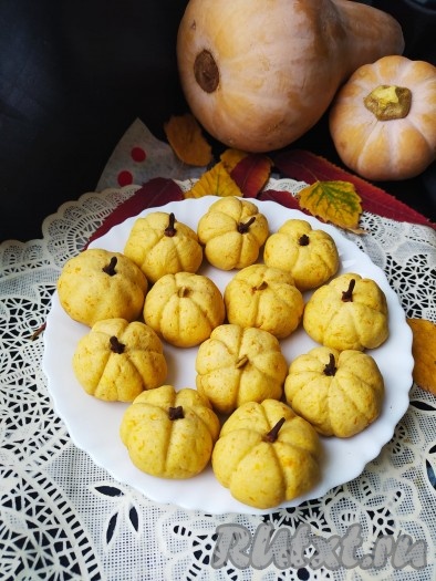 Вот такое яркое печенье в виде тыкв у нас получилось.