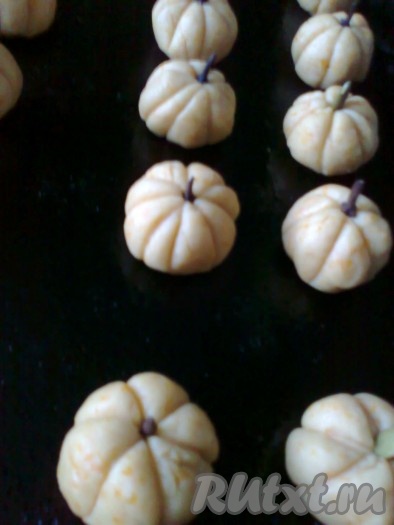 Вставить бутоны гвоздики, формируя у тыковки "хвостик". У меня не хватило гвоздики и я часть хвостиков сделала из тыквенных семечек и миндальных орехов.