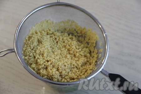 Пшено хорошо промыть под проточной водой, дать стечь лишней воде. 