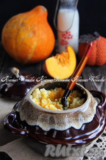 Поставить горшочки в разогретую духовку и готовить пшённую кашу с тыквой минут 30 при температуре 200 градусов. Затем выключить духовку и оставить кашу в горячей духовке ещё на 15 минут. Каша получается аппетитной, очень вкусной и распаренной, к столу подаём в горячем виде.