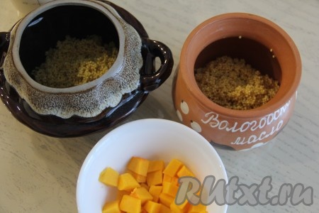 На дно горшочков (я взяла 2 горшочка объёмом по 480 мл) выложить крупу (я в каждый горшочек выложила, примерно, по 75 грамм пшена). 