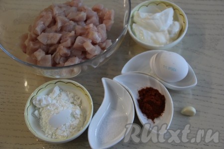Куриное филе вымыть, обсушить и нарезать на небольшие кубики (очень мелко мясо можно не нарезать, но и крупными кусочки быть не должны). Почистить зубчик чеснока и мелко нарезать. 