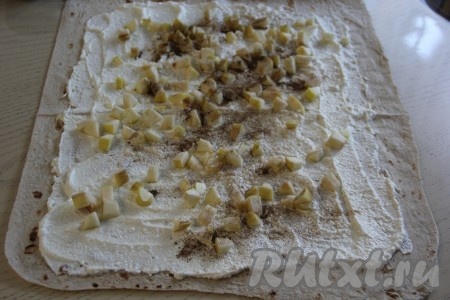 Выложить кусочки яблок на творожный слой и присыпать сверху корицей.