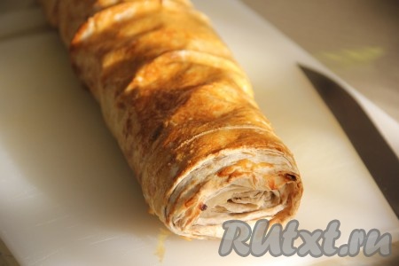 Готовый штрудель, достав из духовки, немного остудить, нарезать на кусочки и подать к чаю.