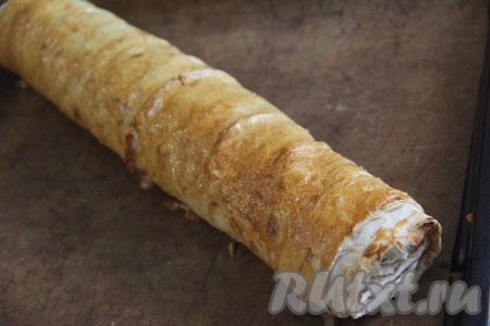 Выпекать штрудель из лаваша с творогом и яблоками в разогретой духовке минут 25 (лаваш должен стать красивого золотистого цвета) при температуре 200 градусов.