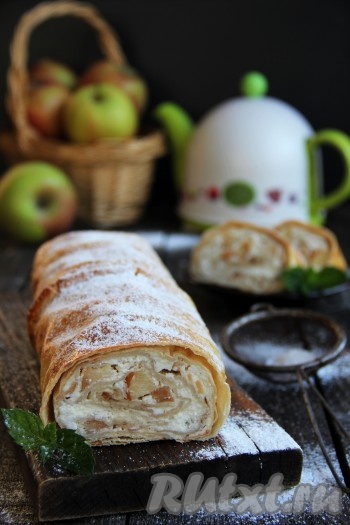 Перед подачей можно присыпать штрудель сахарной пудрой. Вот такой красивый, вкусный и аппетитный штрудель из лаваша с творогом и яблоками получился.