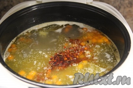 После сигнала мультиварки суп посолить, добавить любимые специи (у меня сушёные овощи) и оставить на режиме "Подогрев" на минут 15.