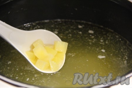 Выставить режим мультиварки "Суп" и опустить в бульон картошку и кусочки мяса.