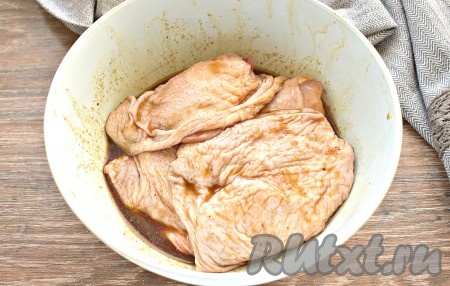 Куриные бёдра тщательно перемешиваем с соевым соусом и специями, а затем оставляем мариноваться минут на 30, накрыв миску пищевой плёнкой. Если время позволяет, оставьте бёдра промариноваться в прохладном месте в течение пары часов, 2-3 раза переворачивая кусочки мяса в течение этого времени.
