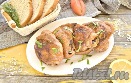 Аппетитные, сочные куриные бёдра, приготовленные в соевом соусе в мультиварке, достаём из духовки и подаём к столу горячими, дополнив гарниром. Просто, сытно и вкусно, угощайтесь!