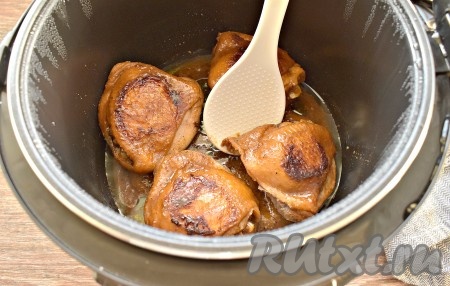 Спустя 20 минут открываем крышку, бёдра переворачиваем на другую сторону.