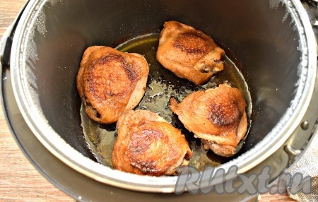 Снова закрываем крышку мультиварку и оставляем готовиться бёдрышки до окончания программы.