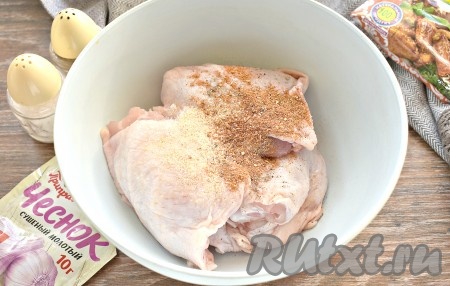 Всыпаем к бёдрам специи (я всыпала сушёный чеснок и приправу для курицы), солим (помним, что мариноваться бёдрышки будут в соевом соусе, который и так достаточно солёный), немного перчим.