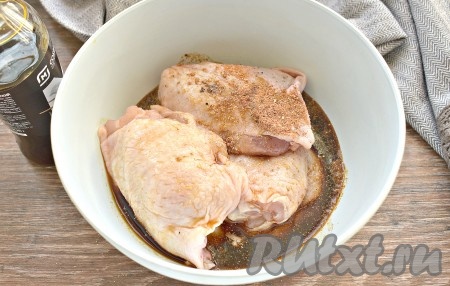 Вливаем соевый соус к бёдрам.