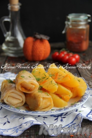 Готовые голубцы подать вместе с картошкой, полив томатным соусом, в котором они тушились. Это вкусное, ароматное, сытное, аппетитное блюдо можно смело рекомендовать для семейного обеда или ужина!